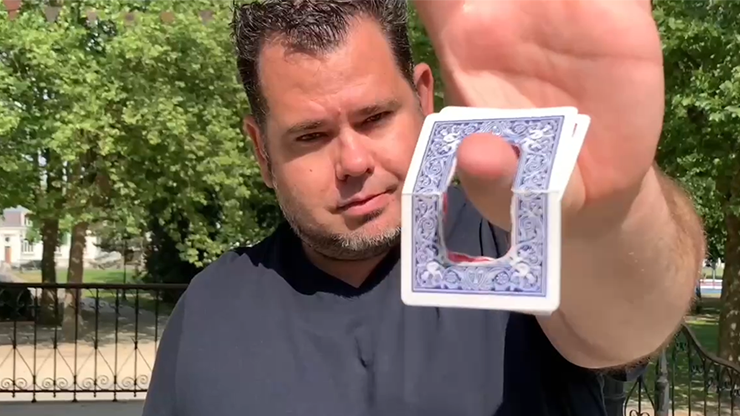 LinkCard RED (Gimmicks and Online Insruction) by Micka?®l Chatelain - Trick
